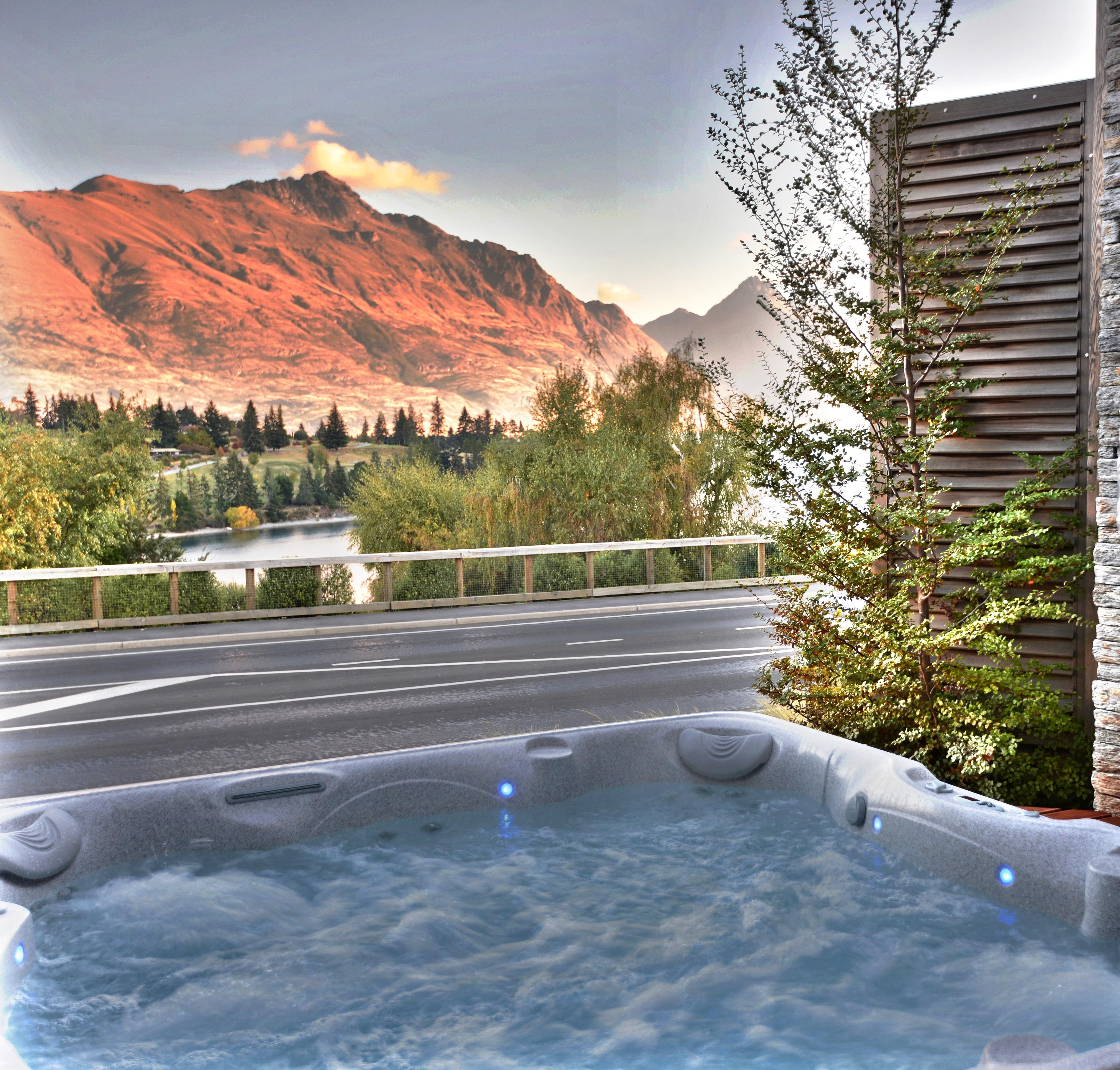 Swiss-Belsuites Pounamu Queenstown Exterior photo A hot tub in New Zealand