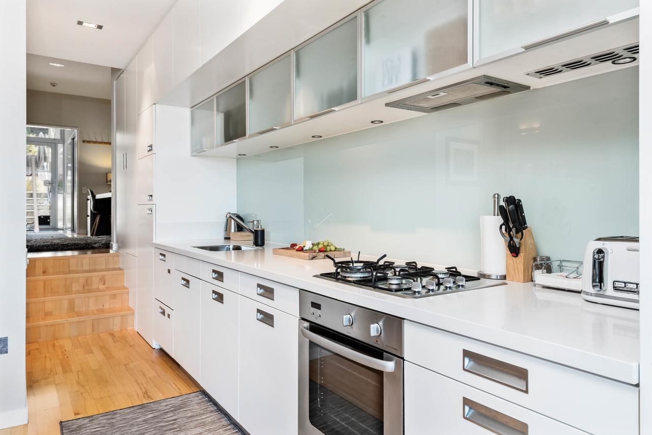 Swiss-Belsuites Pounamu Queenstown Exterior photo A modern kitchen