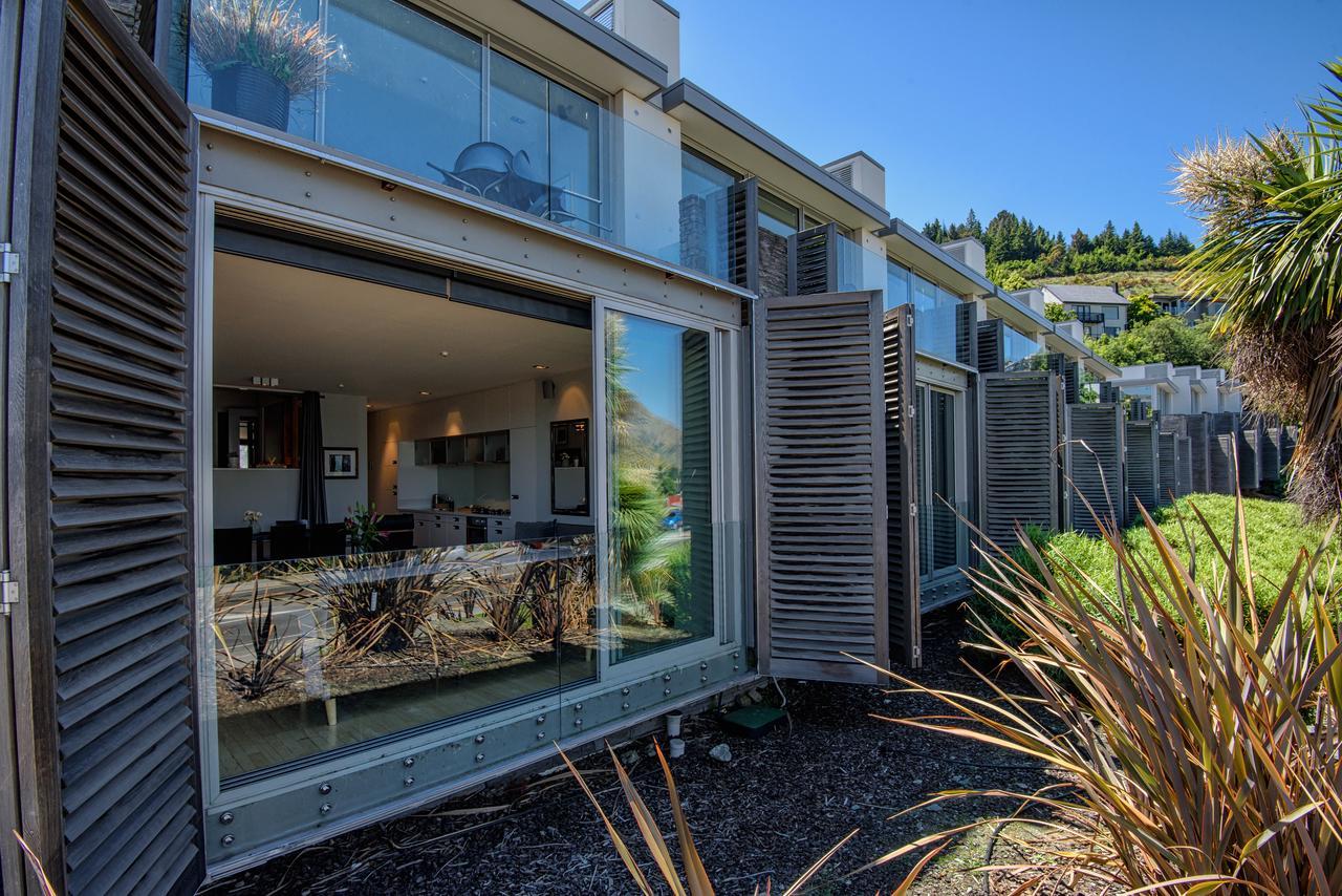 Swiss-Belsuites Pounamu Queenstown Exterior photo The exterior of a typical apartment at The Landing
