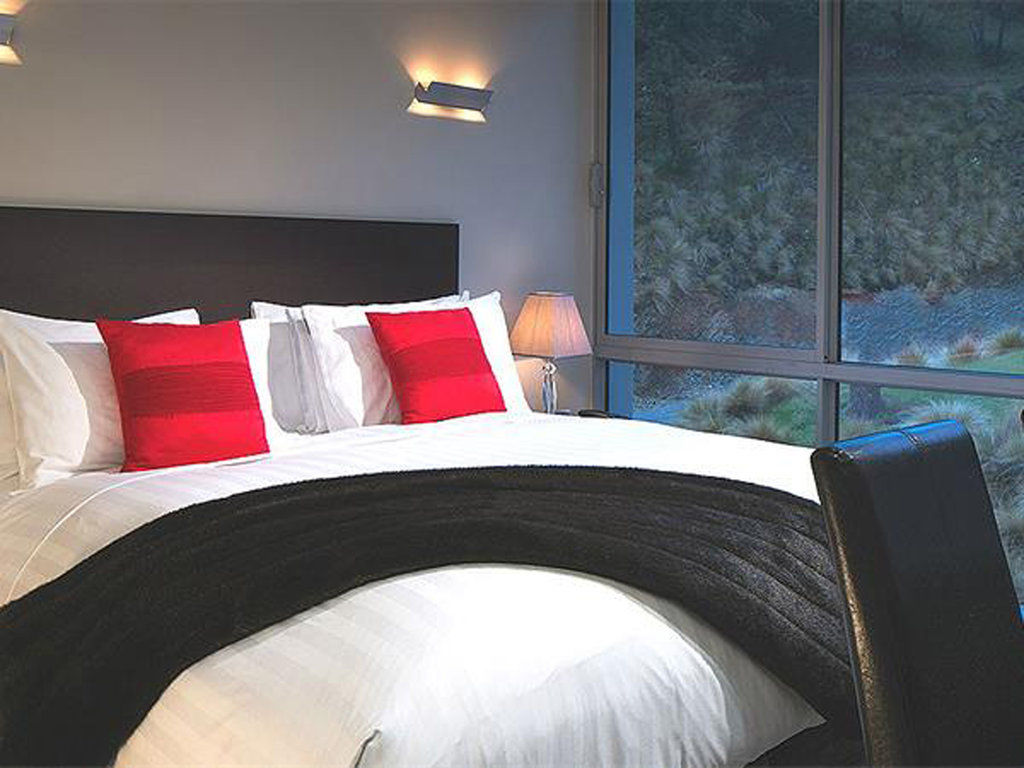 Swiss-Belsuites Pounamu Queenstown Exterior photo A bed with a bed runner